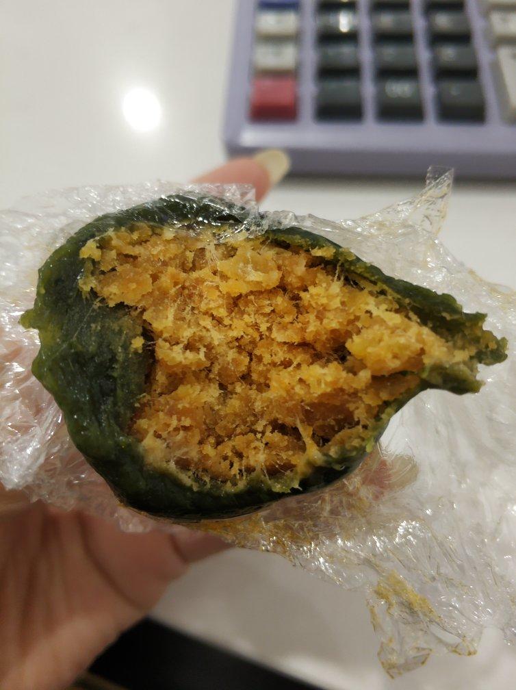 咸蛋黄肉松艾草团 青团