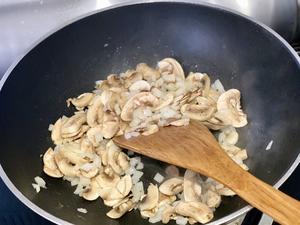 正宗的奶油蘑菇汤的做法 步骤2