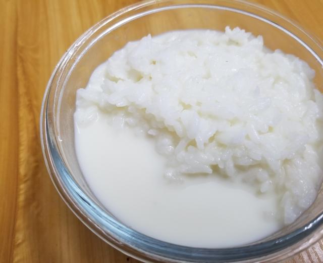 冰冰·牛奶泡饭的做法