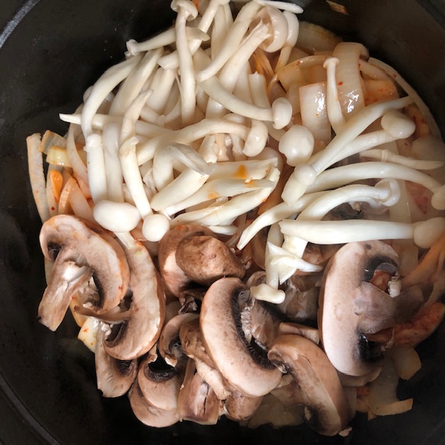 美味营养快手菜 --- 韩国泡菜海鲜豆腐锅的做法 步骤4