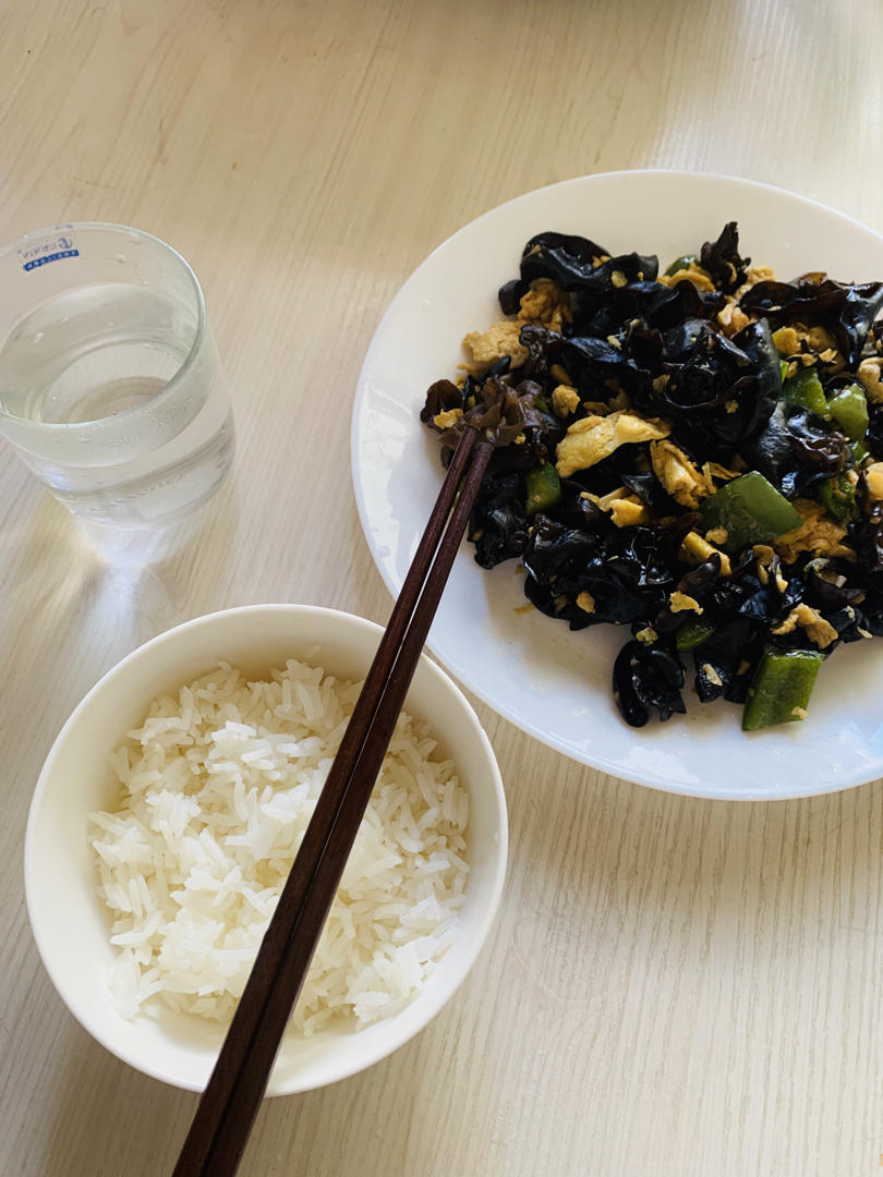 黑木耳青椒炒鸡蛋（营养又下饭）