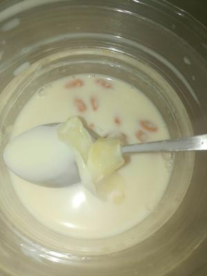 枸杞冰糖鸡蛋胶炖牛奶的做法 步骤10