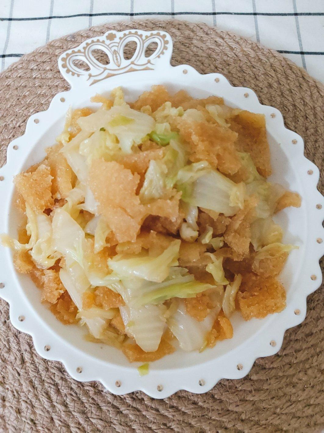 假鱼肚（俗称炸猪肉皮）炒白菜 真是绝配 北方人不妨试试，特好吃😋😋
