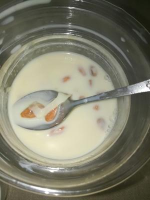 枸杞冰糖鸡蛋胶炖牛奶的做法 步骤9