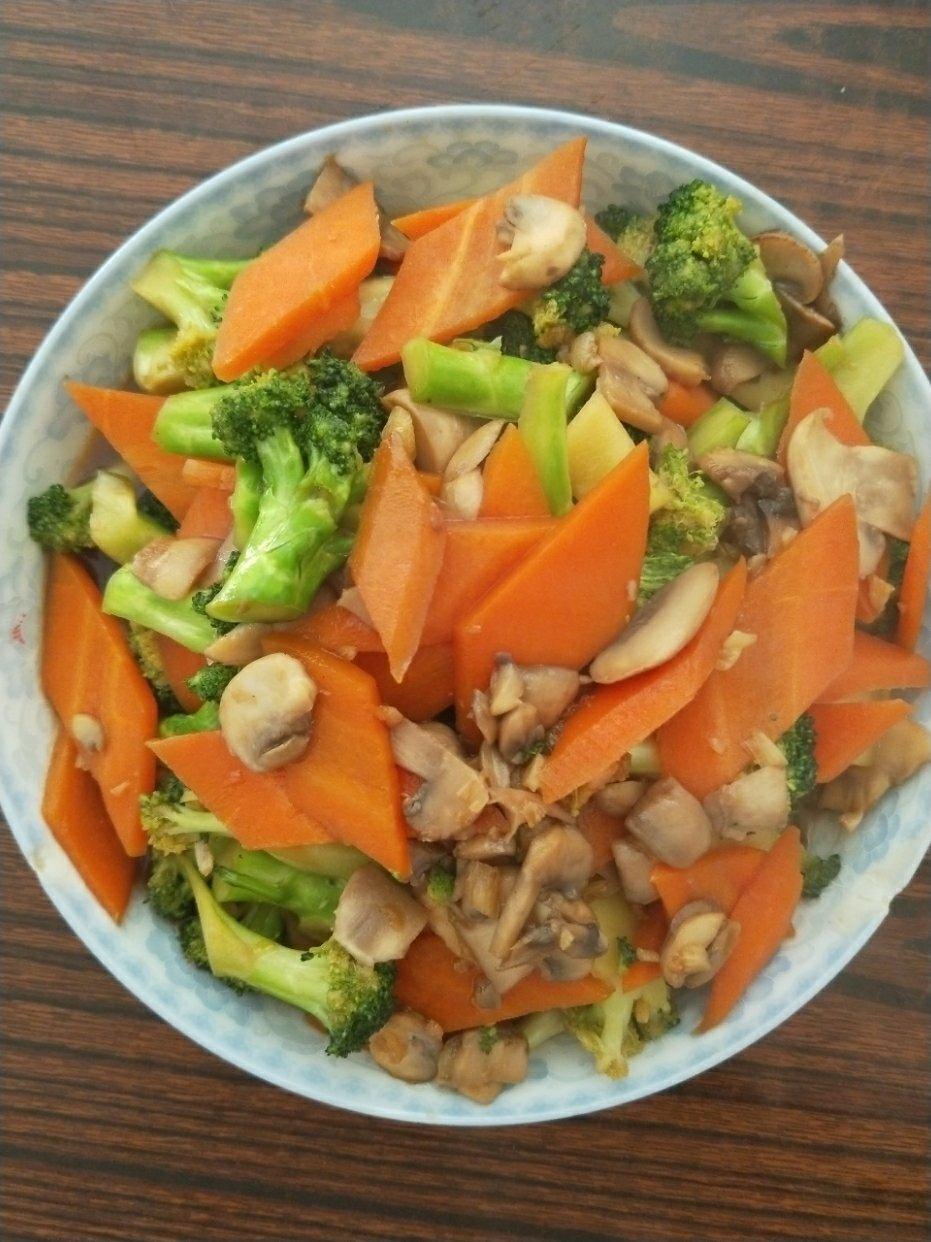 百姓人家——西兰花胡萝卜炒蘑菇