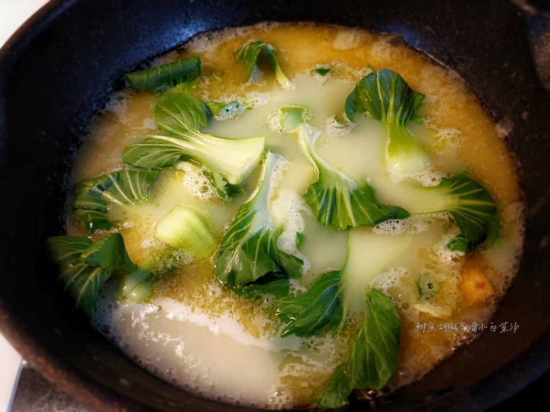 鱼头汤（鱼头豆腐时蔬汤、味鲜汤白有窍门)