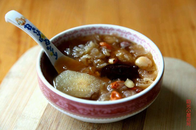 银耳雪梨莲子羹的做法