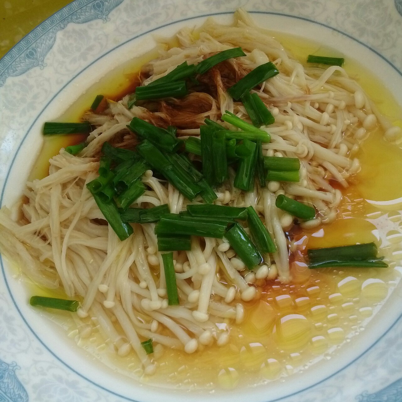 葱油金针菇——10分钟快手菜，你绝对不能错过的美味~