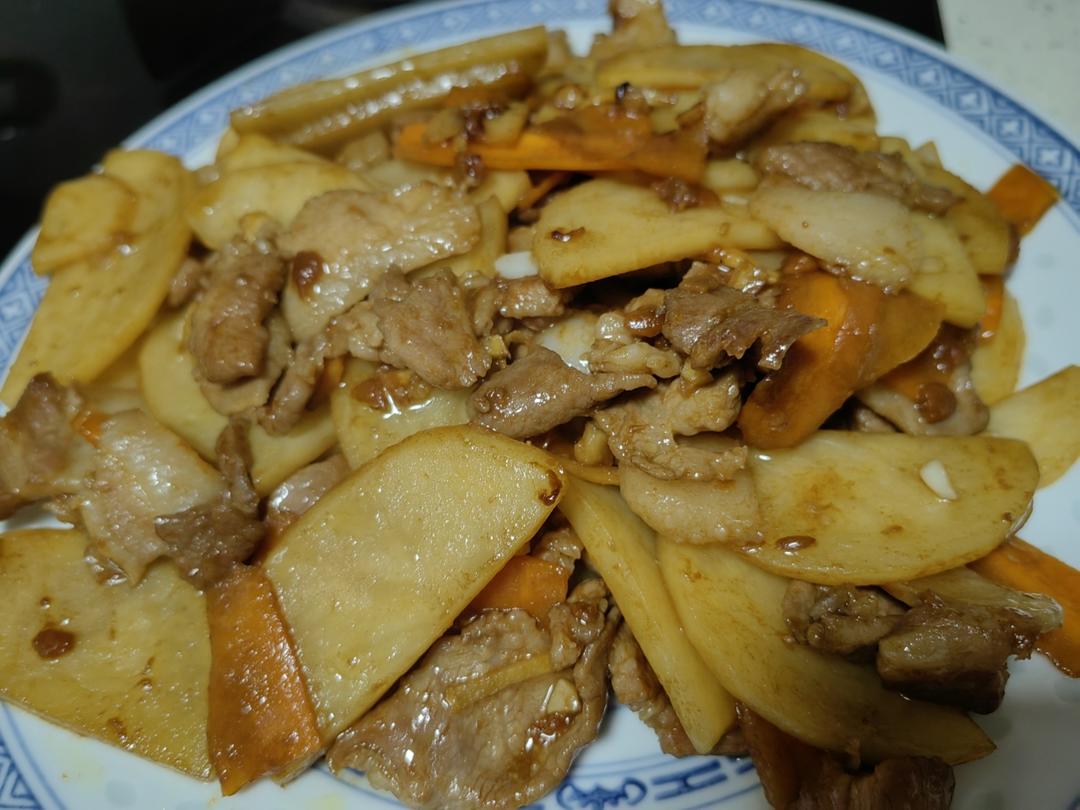 五花肉干煸土豆片