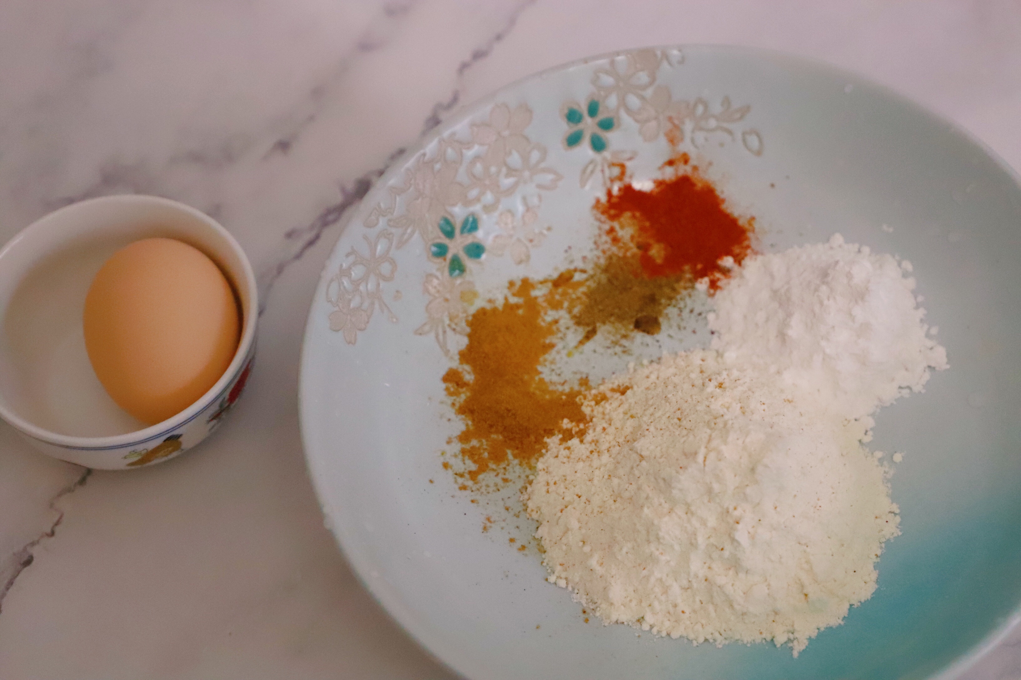 香炸椒盐平菇的做法 步骤2