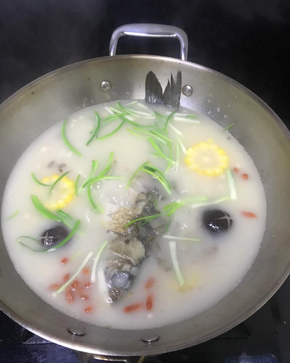鲫鱼菌菇汤
