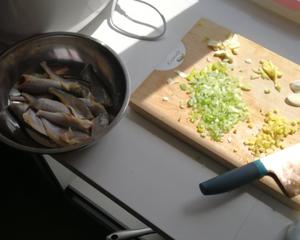 油炸黄花鱼的做法 步骤1