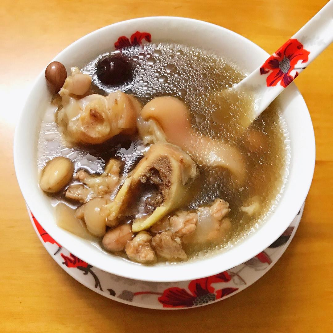 黄豆花生猪脚汤