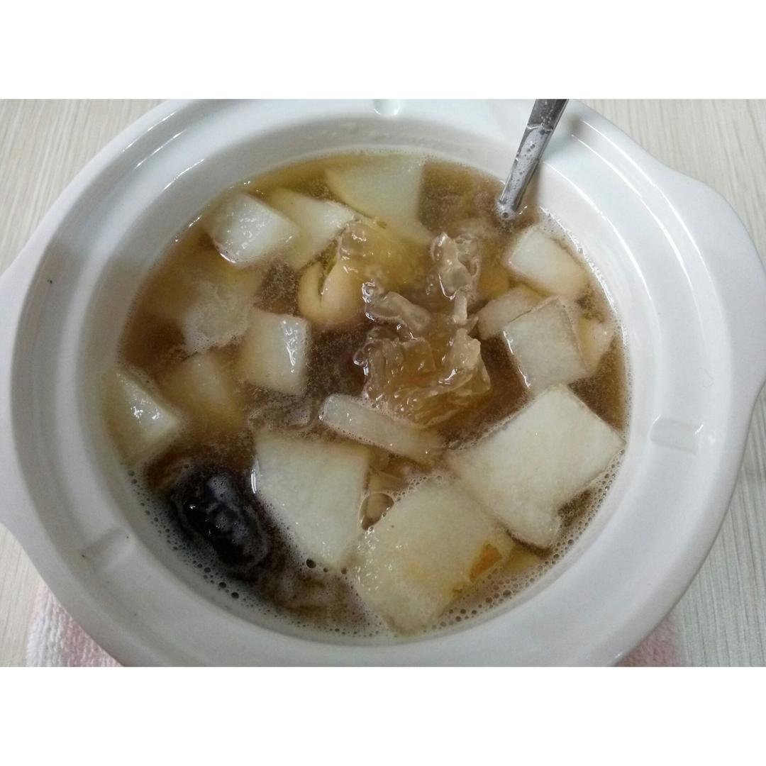 添加柚子果肉的红枣桂圆银耳汤