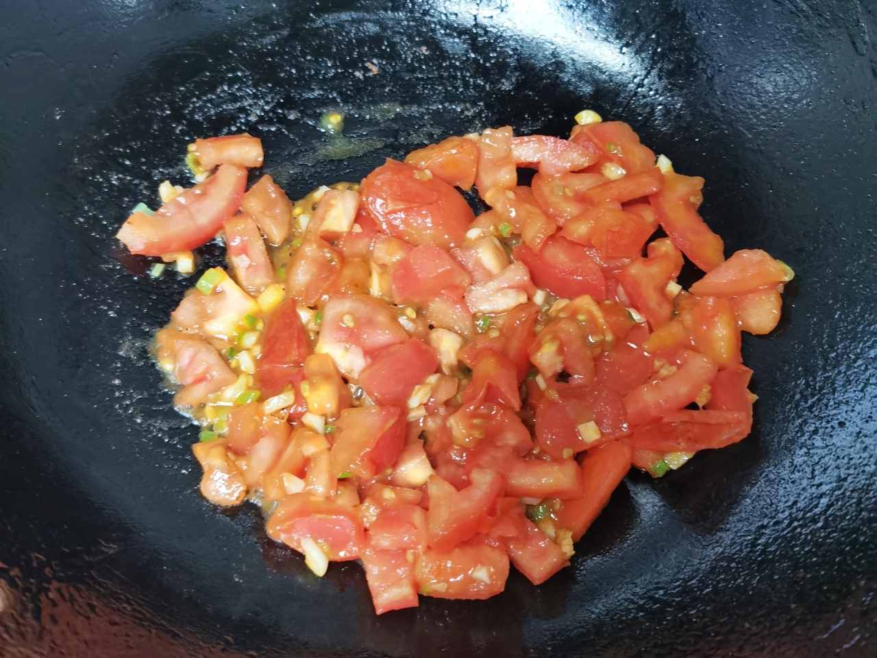 酸辣番茄肥牛面的做法 步骤2