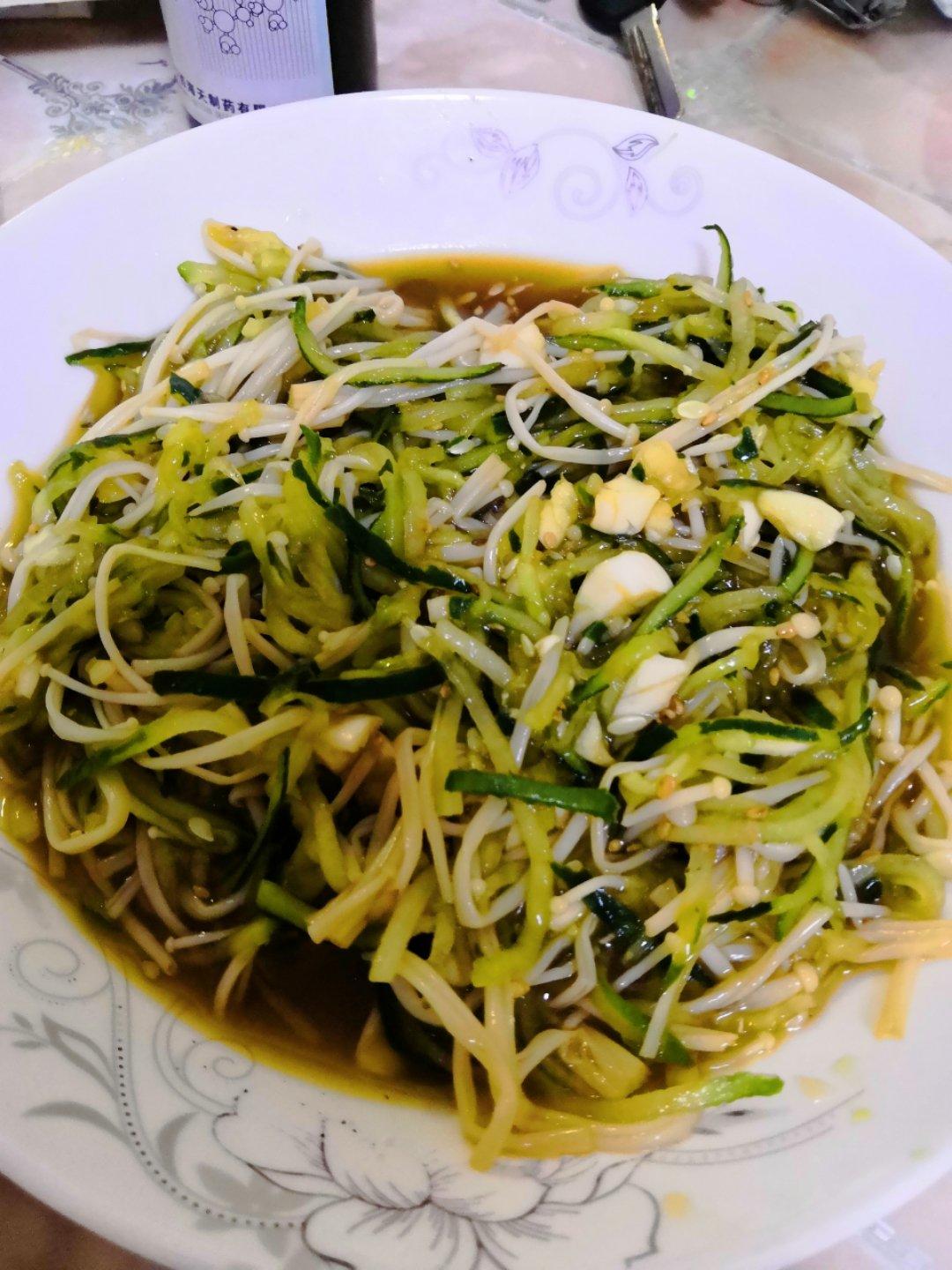 好吃的金针菇拌黄瓜