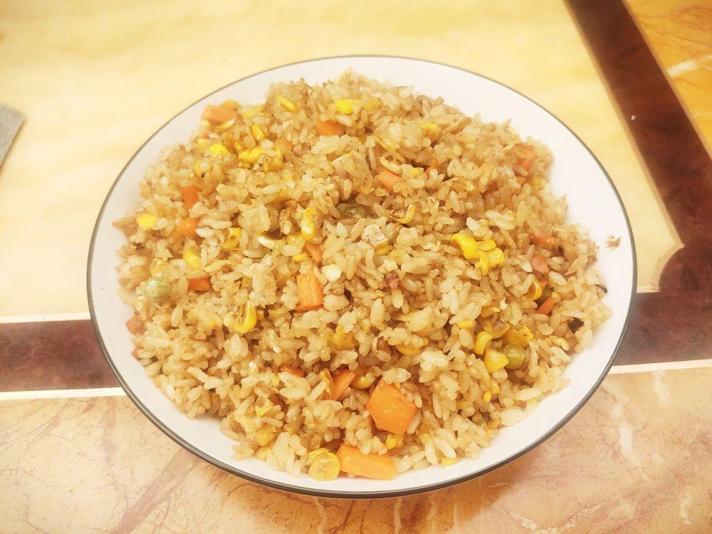 厨师长教你：“酱油炒饭”的家常做法，里面满满的小技巧，很受用