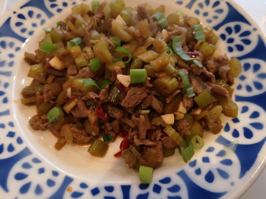 芹菜牛肉粒