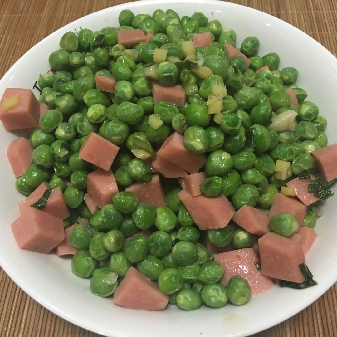 朝开暮合做的烟熏火腿炒豌豆