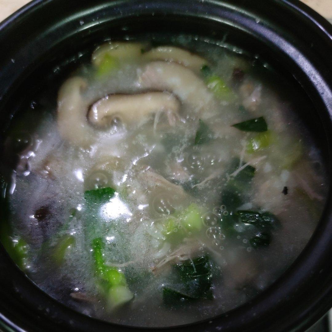 营养爽口骨汤香菇青菜粥