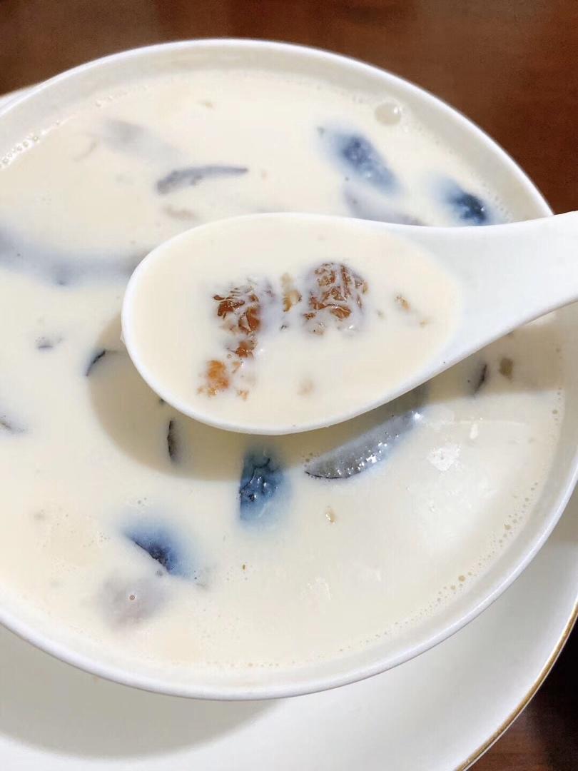 牛奶炖桃胶