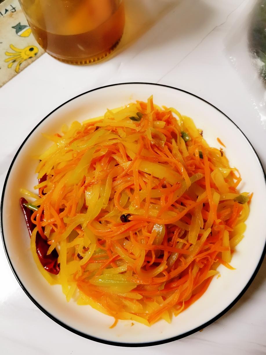 酸甜可口的土豆丝炒红萝卜丝