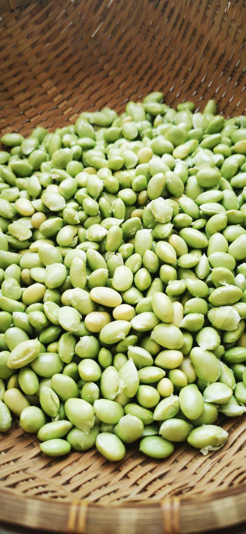 08日        自家种植的青豆和自产辣椒,经过油炸高温翻炒,青豆渣出锅