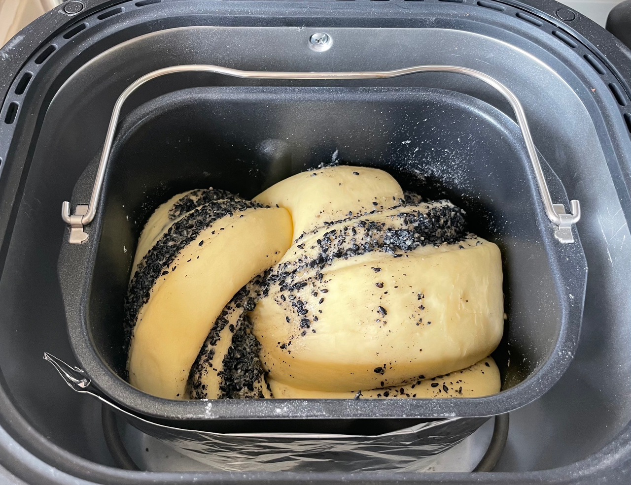 黑芝麻吐司（一发面包机半自动版）的做法 步骤12