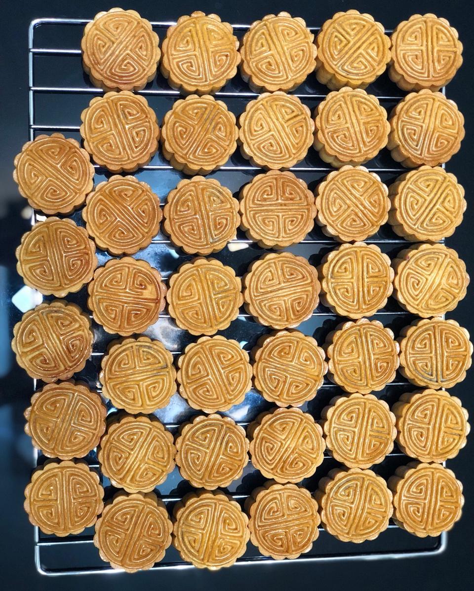 广式月饼—蛋黄莲蓉月饼