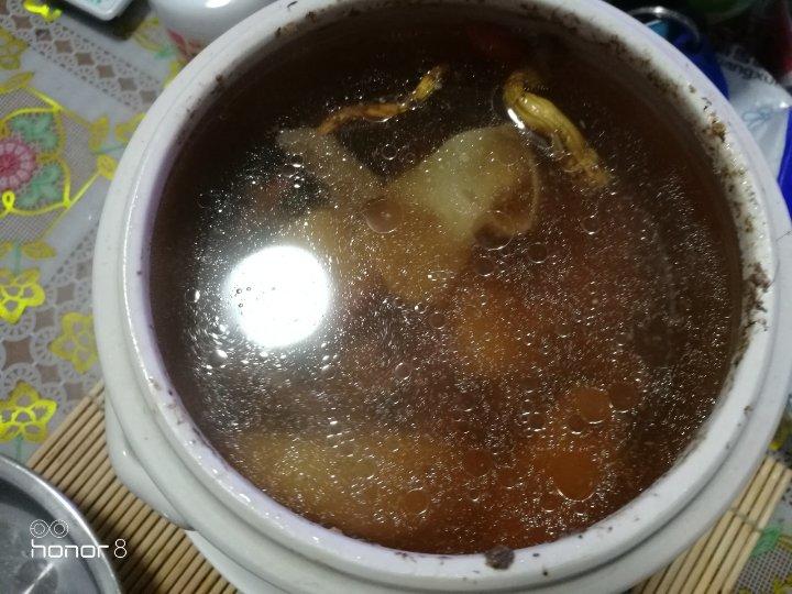 海马老鸡炖花胶汤