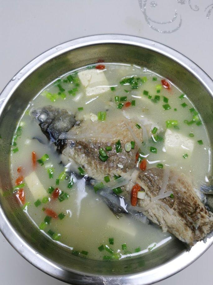 白萝卜丝鲫鱼汤