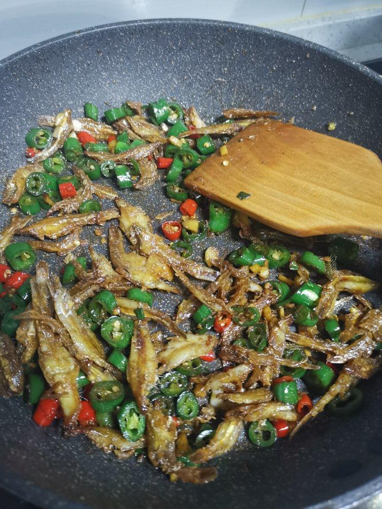 香辣小鱼干