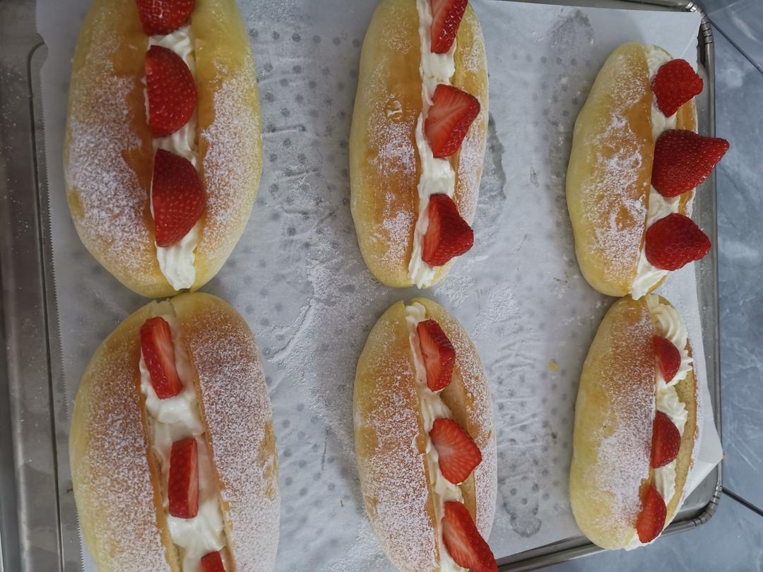 颜值奶油草莓甜心小面包