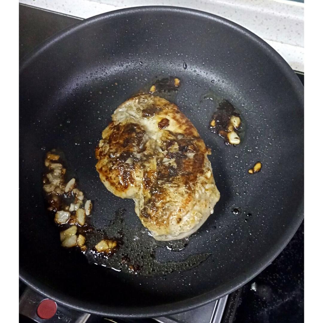 酷炫屌炸天好吃的煎鸡胸肉（香蒜蜂蜜煎鸡胸肉）