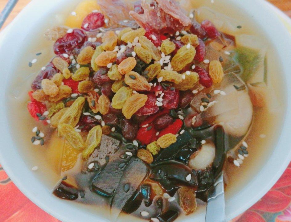 在学校吃了芋圆冰粉,喜欢q弹的芋圆,清甜的红糖水,暑假回家做给爷爷