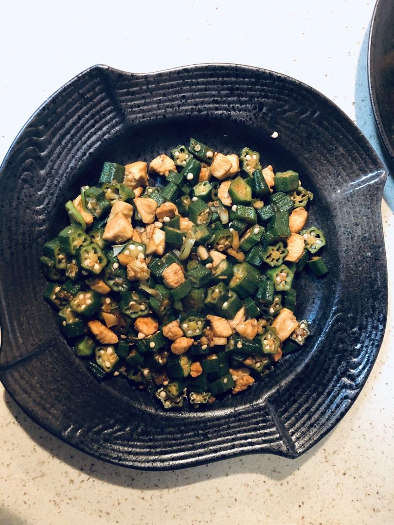 〔KK在消耗鸡胸肉〕❀看！是花花呀——味噌秋葵炒鸡胸❀