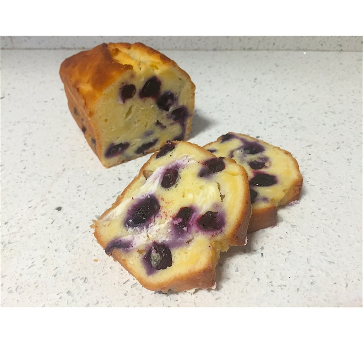 饱含蓝莓的乳酪磅面包