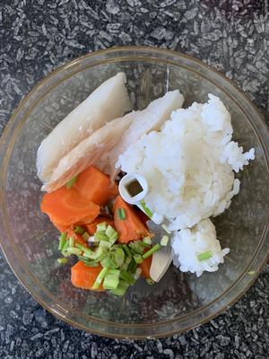 鳕鱼蔬菜米饭肠（8m手指食物）的做法 步骤2