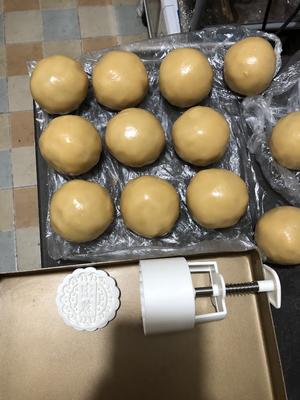 “广州酒家”                                      莲蓉蛋黄月饼的做法 步骤5