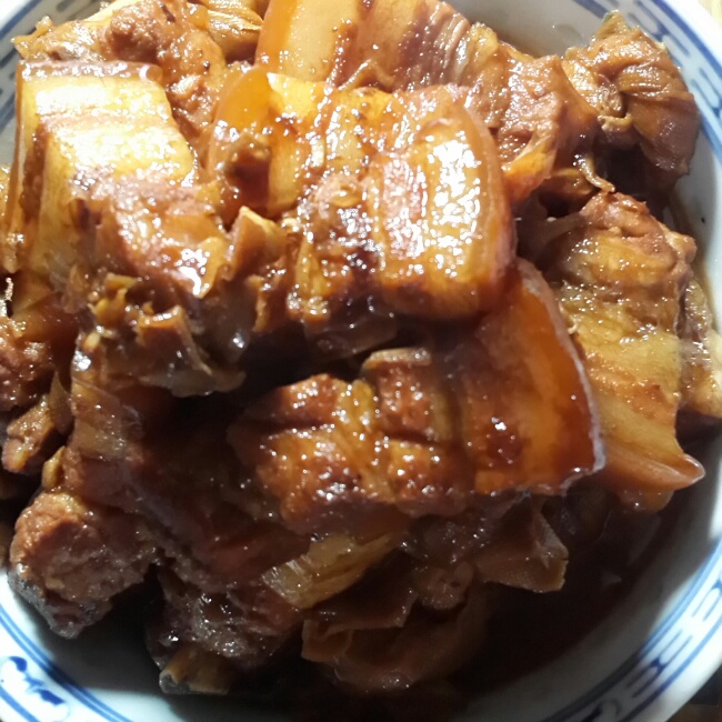 吃着碗里望着锅里的红烧肉