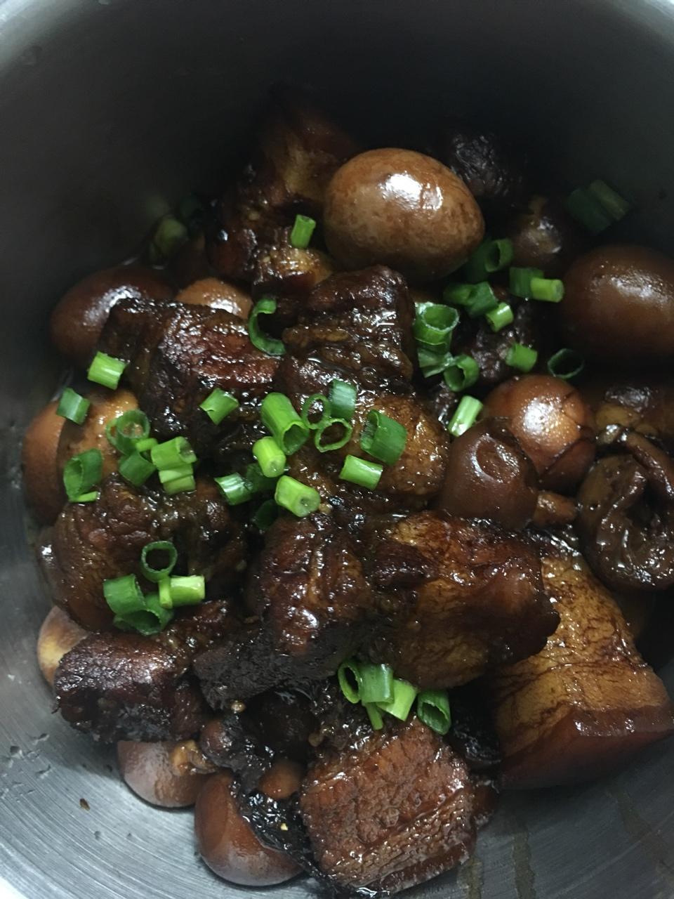 加了鹌鹑蛋后，这盘红烧肉，美味的逆天啦——鹌鹑蛋烧肉（孔瑶食谱）