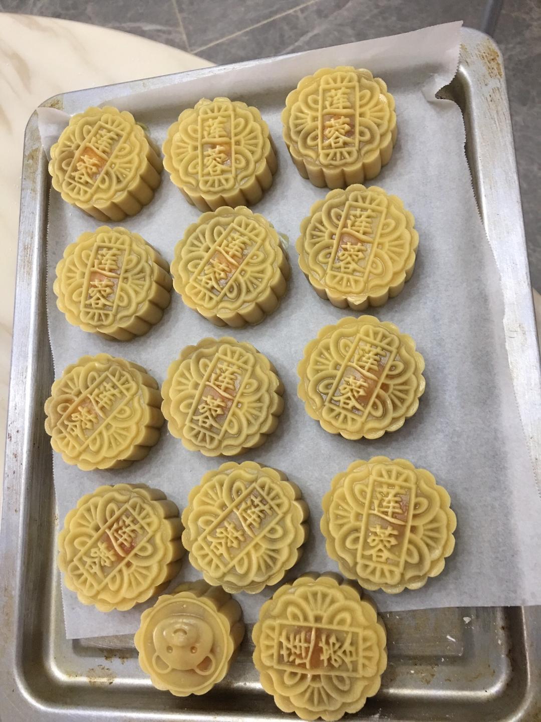 75g莲蓉蛋黄月饼的做法 步骤8