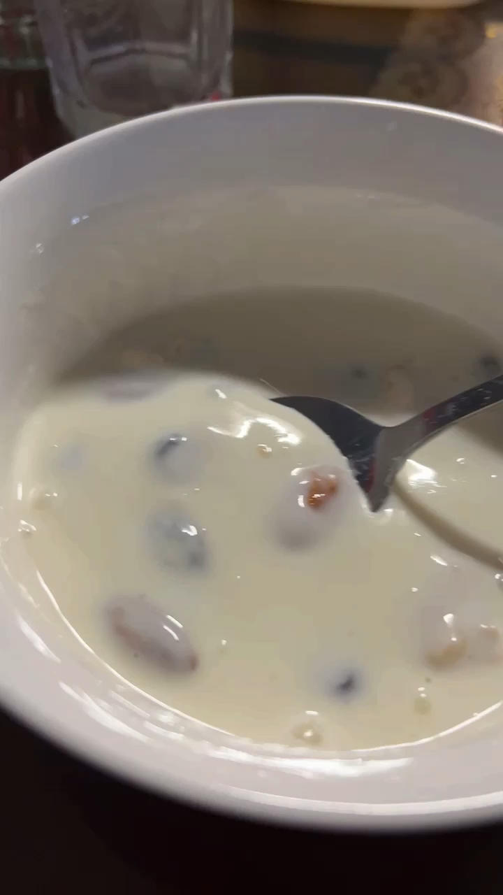 自制酸奶，没有酸奶机，也没有乳酸菌粉，也做成了老酸奶……不过家里得有个带发酵功能的烤箱才行……