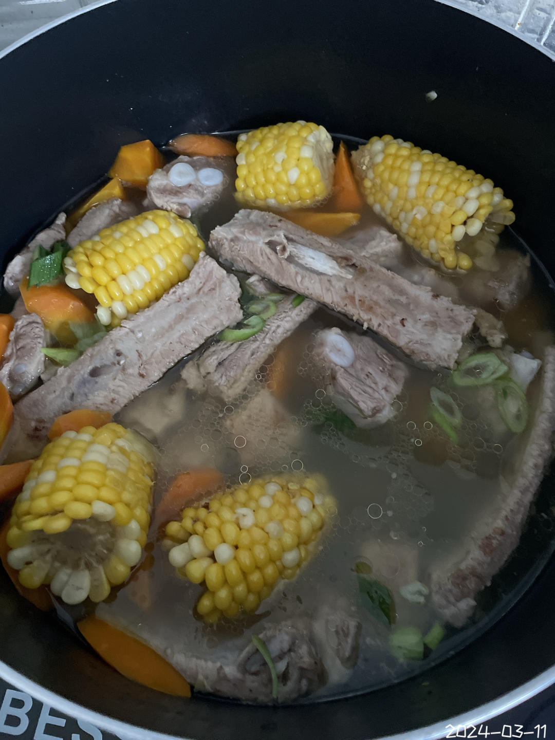 滋补养生 —— 玉米胡萝卜清炖排骨汤🌽
