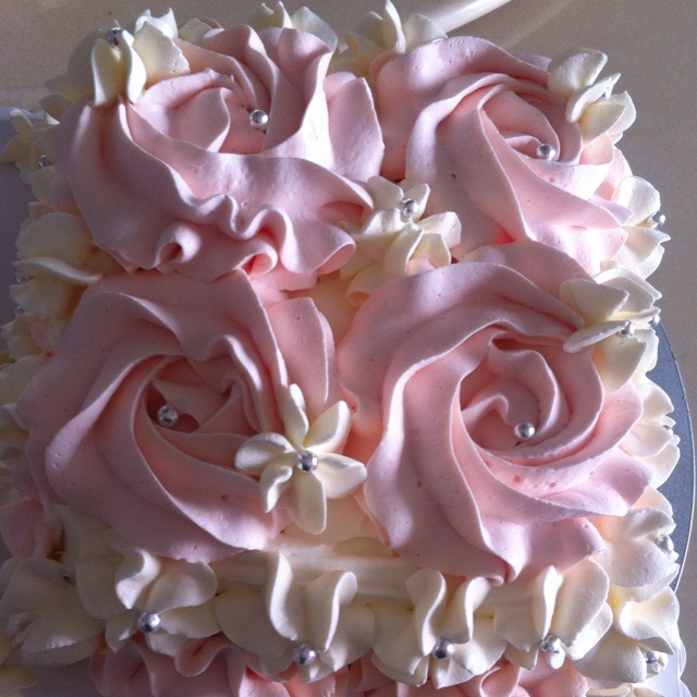 玫瑰花奶油生日蛋糕