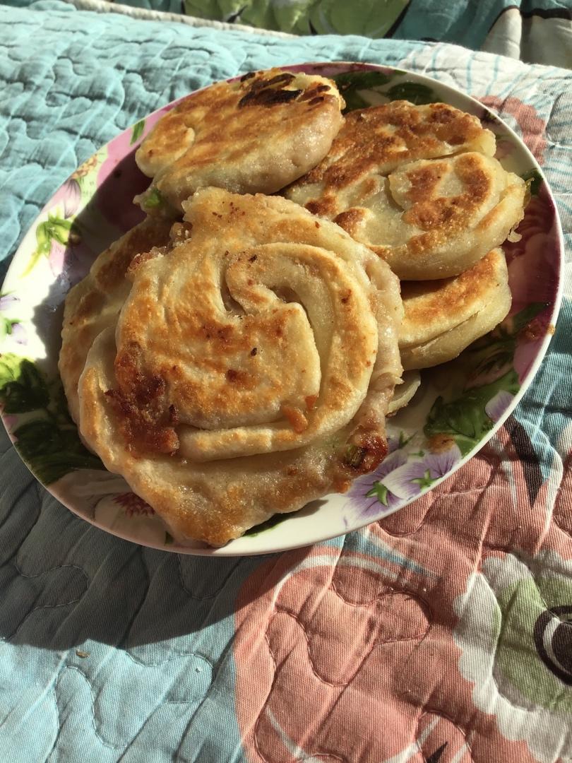 这个葱油饼香的要命！一咬就掉渣！