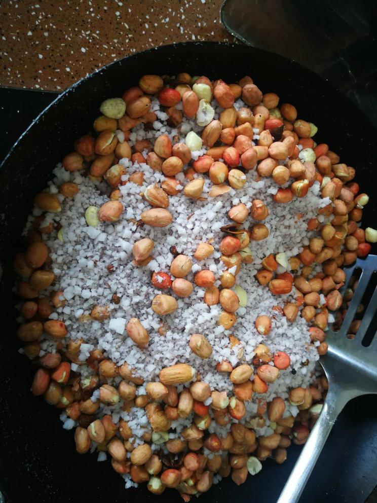 大厨教你做花生米，不水煮也不油炸，又香又脆