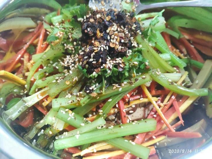 芹菜拌鸡蛋干