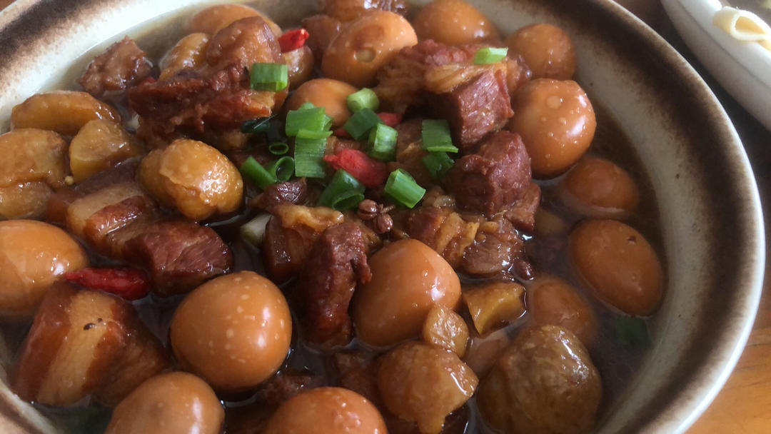 加了鹌鹑蛋后，这盘红烧肉，美味的逆天啦——鹌鹑蛋烧肉（孔瑶食谱）