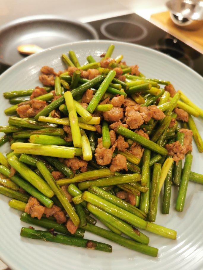 蒜苔炒肉-新手下厨 Fried Pork & Garlic